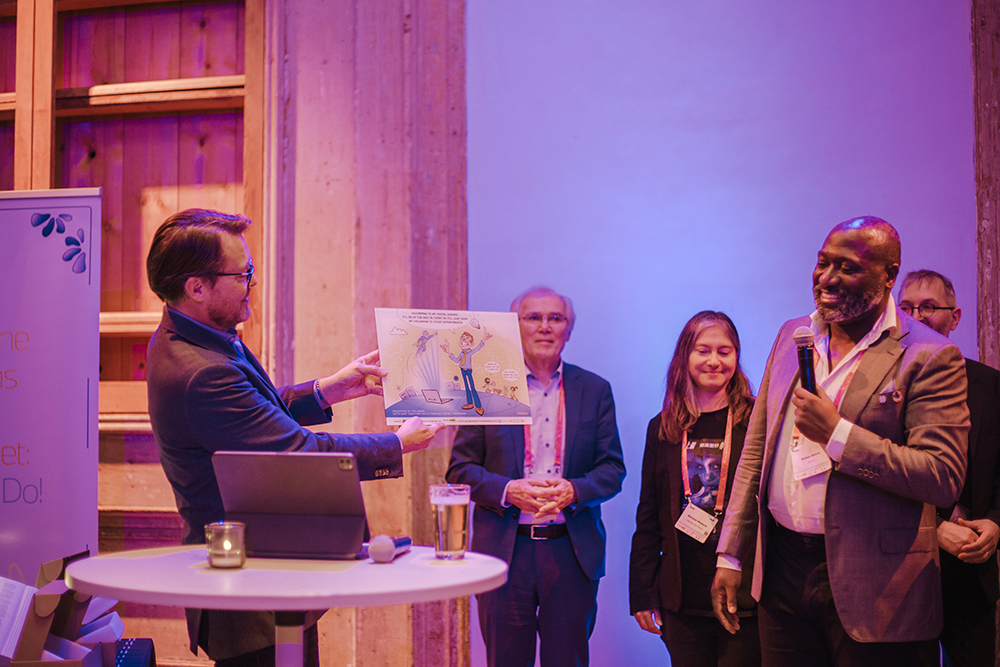 Foto van de uitreiking van de cartoon aan Prins Constantijn